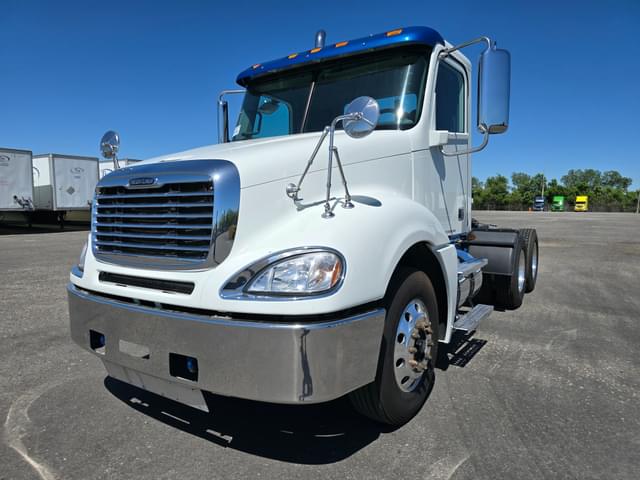 Image of Freightliner Columbia 120 equipment image 1