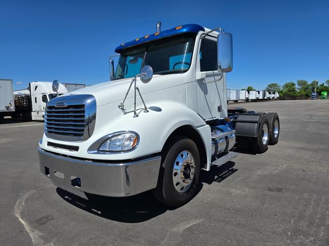 Image of Freightliner Columbia 120 equipment image 3
