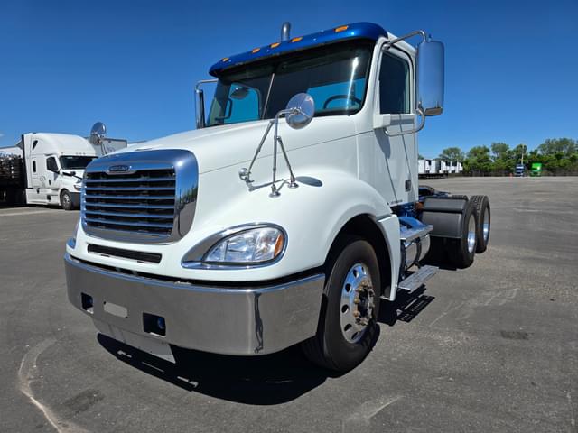Image of Freightliner Columbia 120 equipment image 2