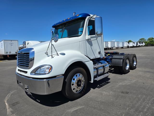 Image of Freightliner Columbia 120 equipment image 4