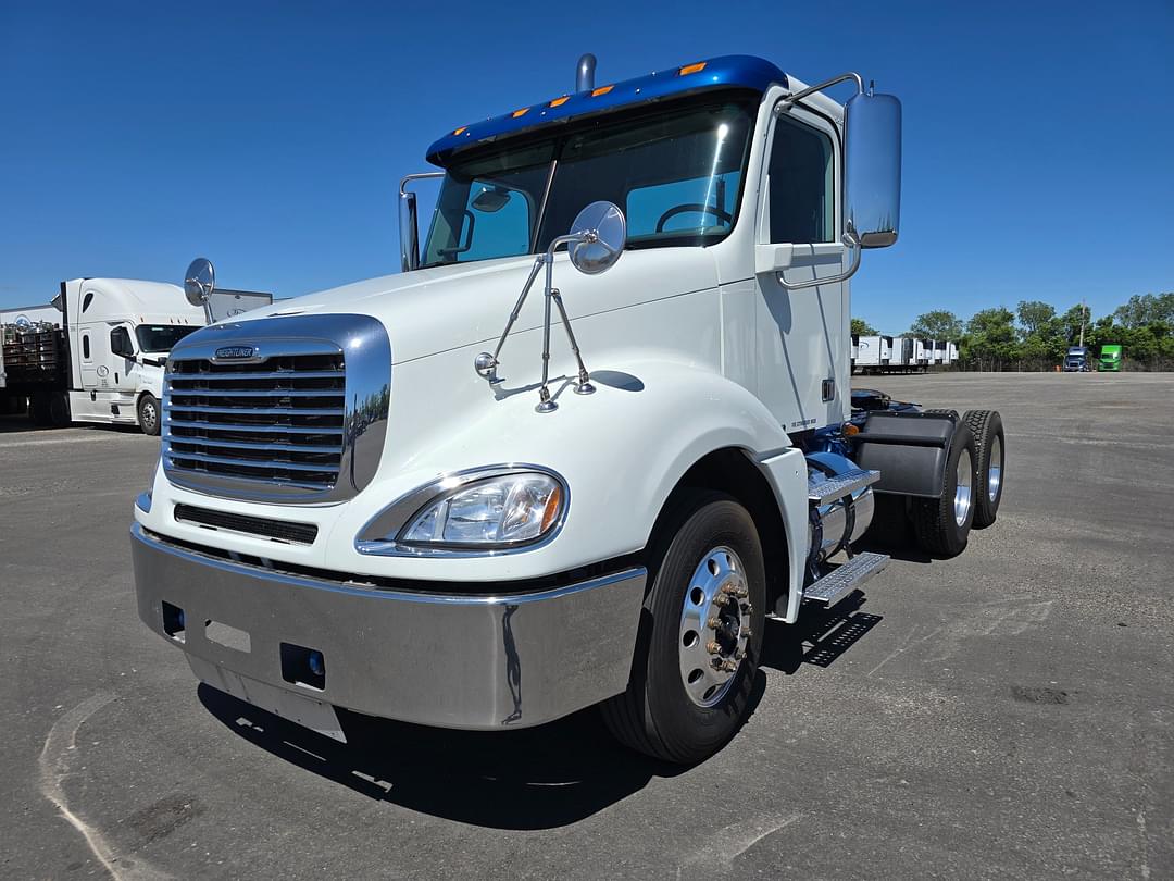 Image of Freightliner Columbia 120 Primary image