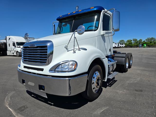 Image of Freightliner Columbia 120 equipment image 2