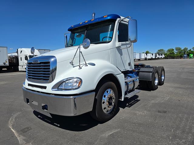 Image of Freightliner Columbia 120 equipment image 3