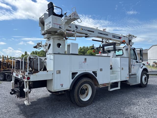 Image of Freightliner M2 106 equipment image 2
