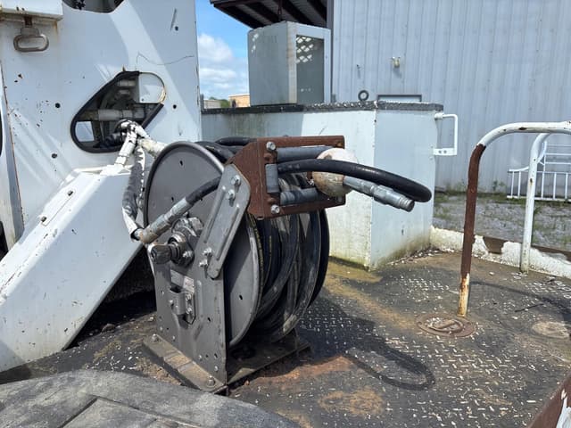 Image of Freightliner M2 106 equipment image 4