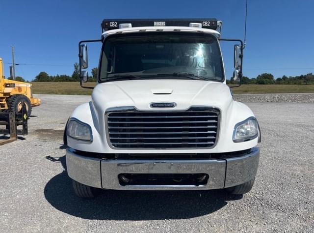 Image of Freightliner M2 106 equipment image 4