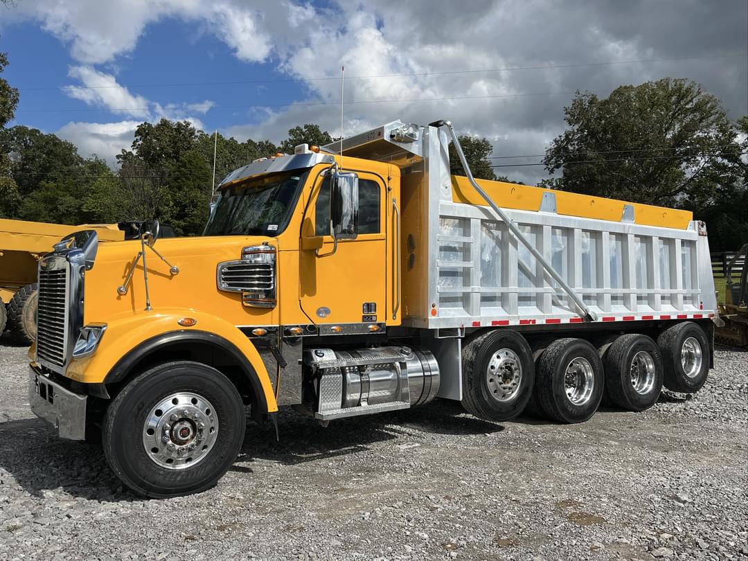 Image of Freightliner SD122 Primary image