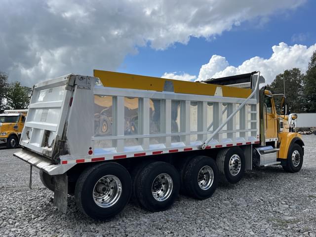 Image of Freightliner SD122 equipment image 3