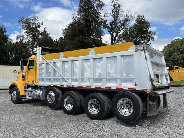 Image of Freightliner SD122 equipment image 2
