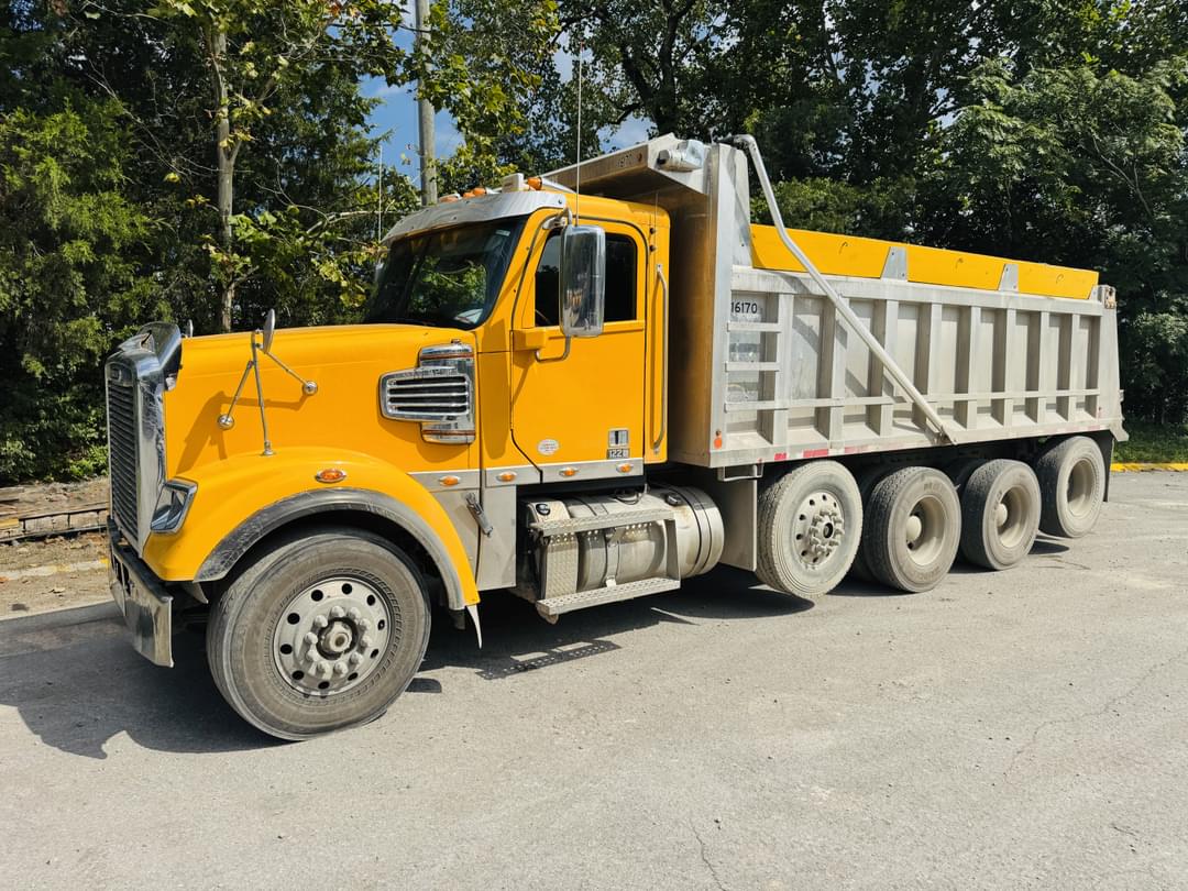 Image of Freightliner SD122 Image 0