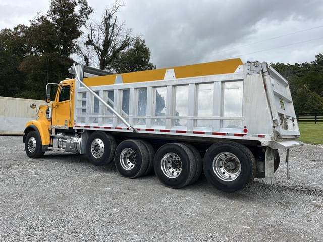 Image of Freightliner SD122 equipment image 2