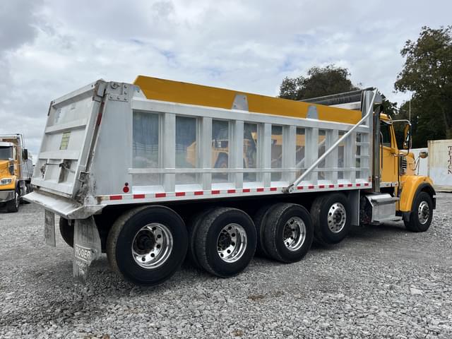 Image of Freightliner SD122 equipment image 4