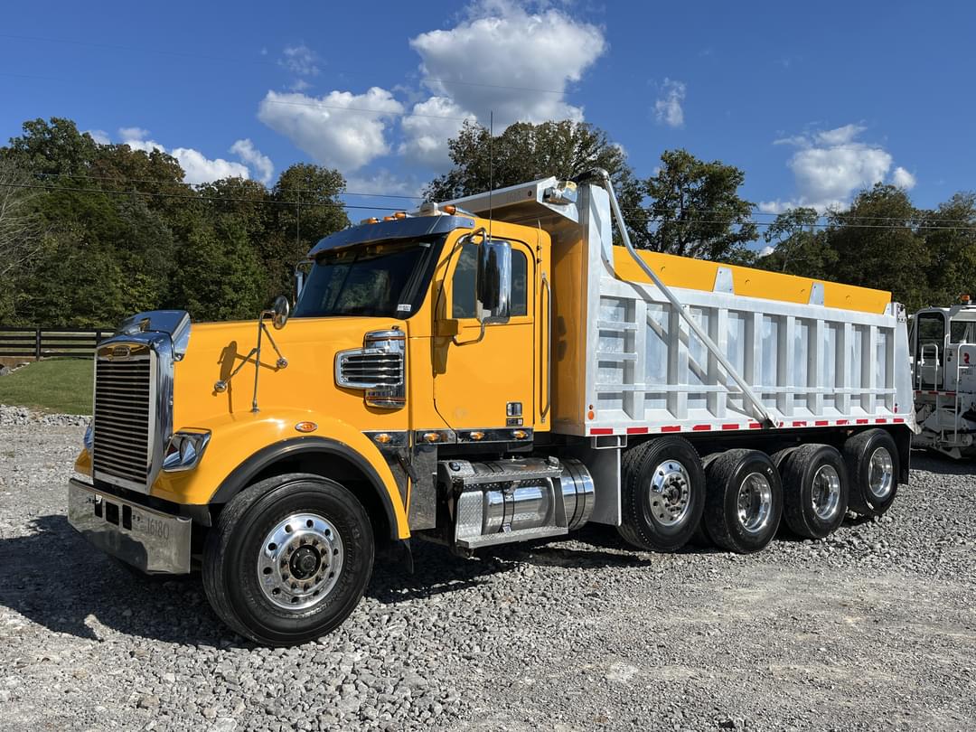 Image of Freightliner SD122 Primary image