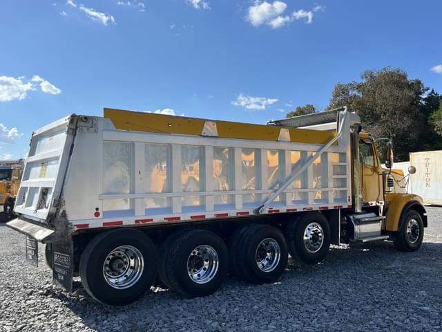 Image of Freightliner SD122 equipment image 3