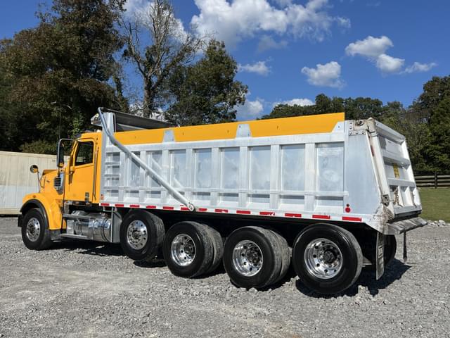Image of Freightliner SD122 equipment image 2