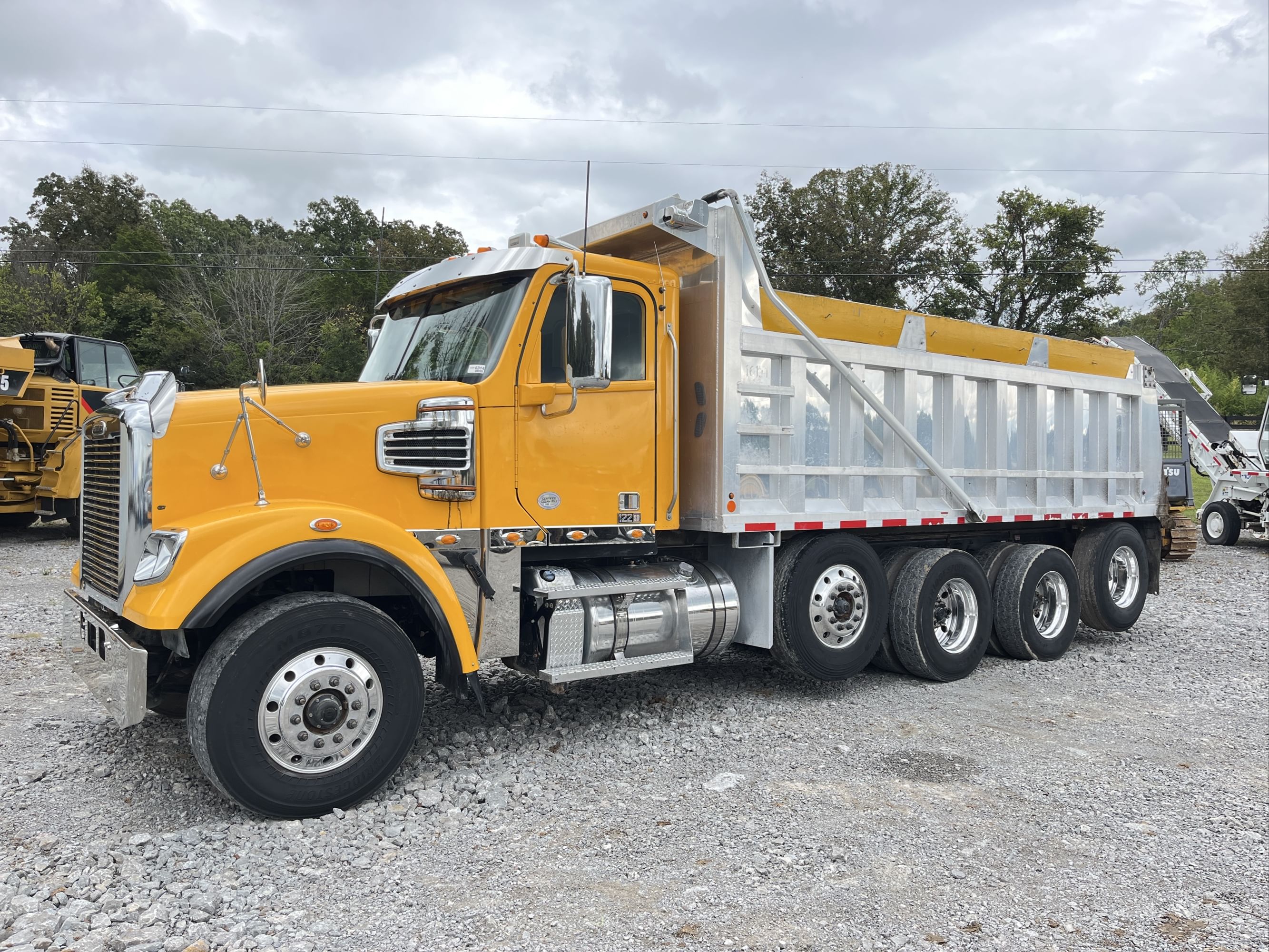 2020 Freightliner SD122 Equipment Image0