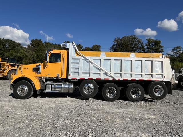 Image of Freightliner SD122 equipment image 1