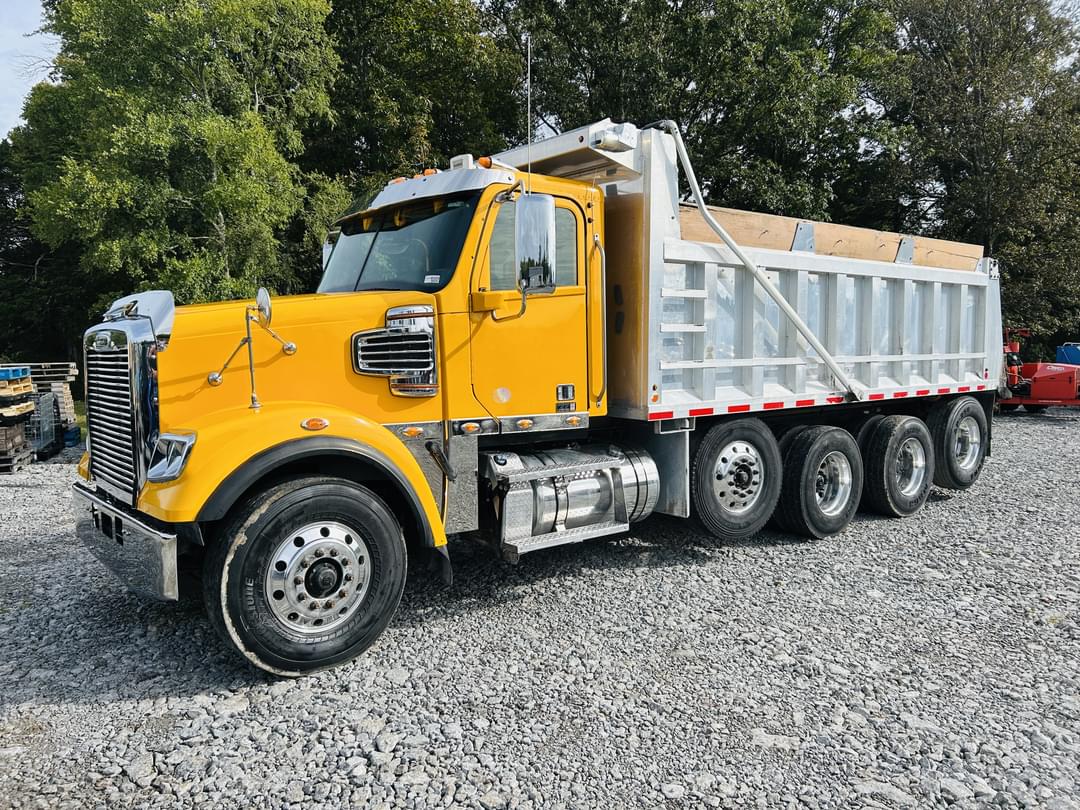 Image of Freightliner SD122 Primary image