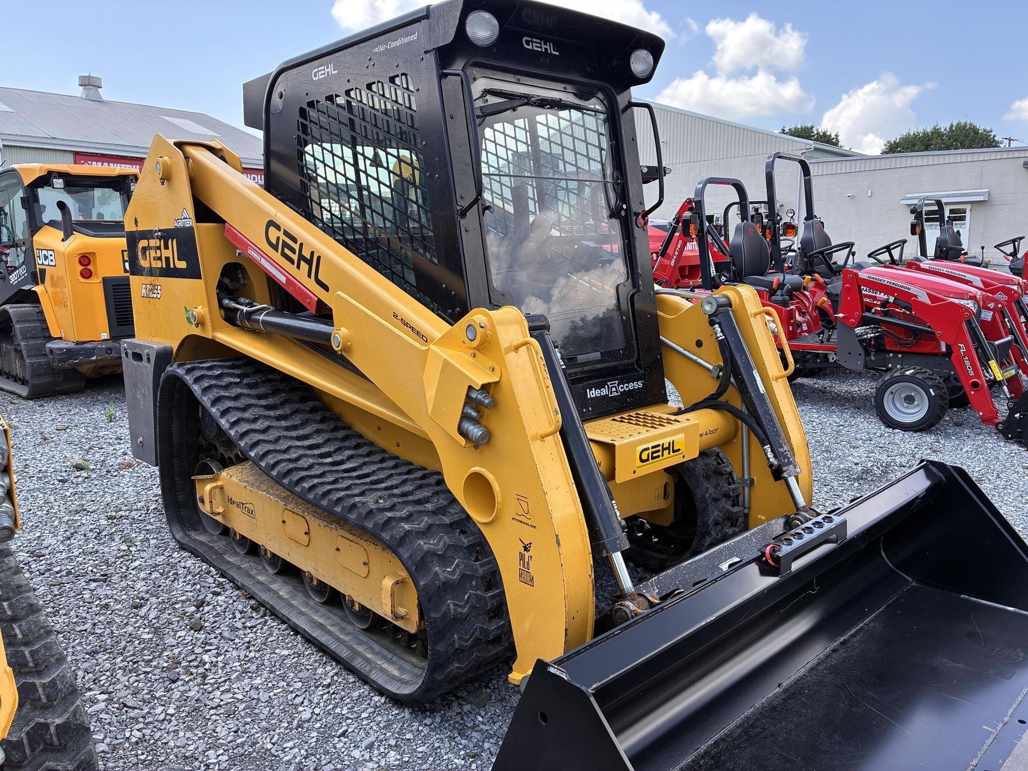 2020 Gehl RT255 Equipment Image0