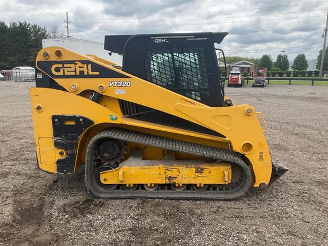 Image of Gehl VT320 equipment image 3