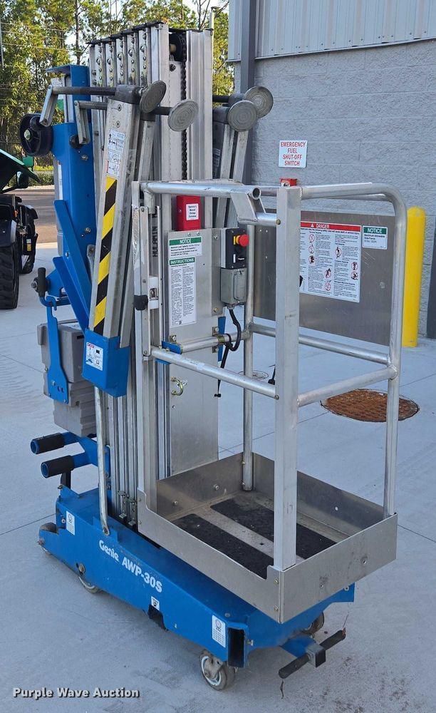 Image of Genie AWP-30S equipment image 2
