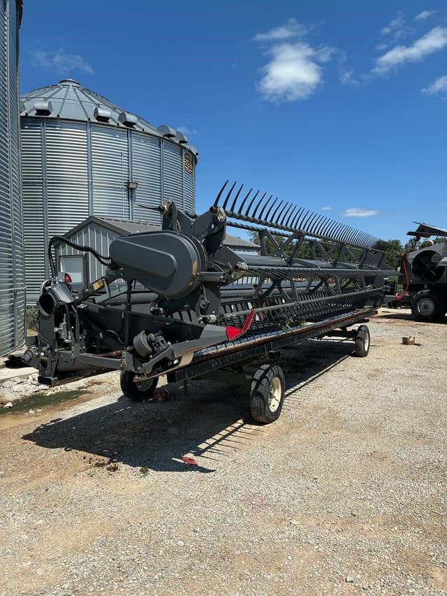 Image of Gleaner 9330 equipment image 3