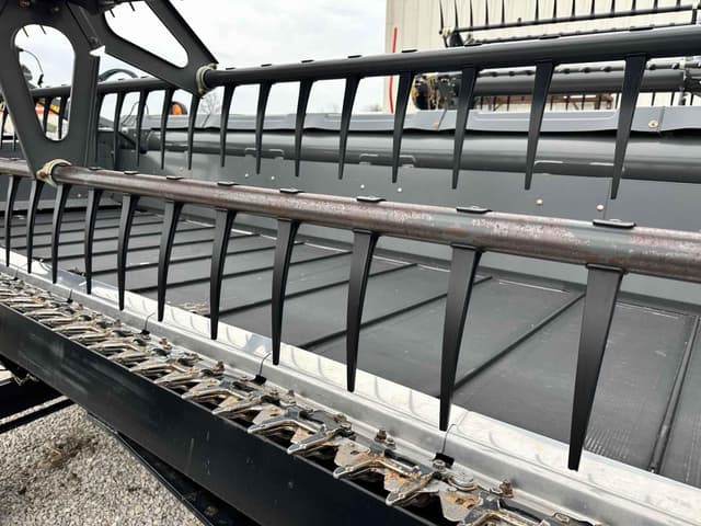 Image of Gleaner 9335 equipment image 4