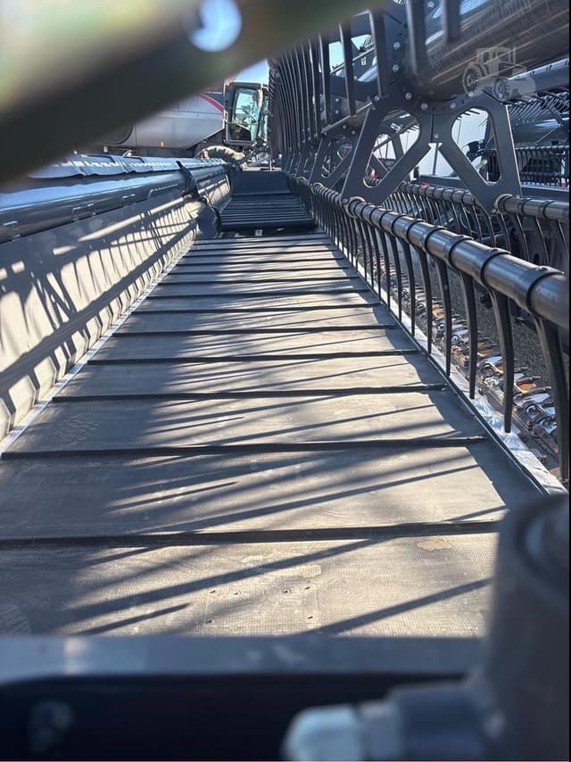 Image of Gleaner 9335 equipment image 4