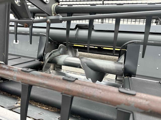 Image of Gleaner 9335 equipment image 3