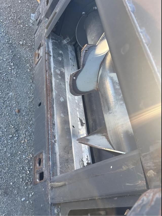 Image of Gleaner 9335 equipment image 3