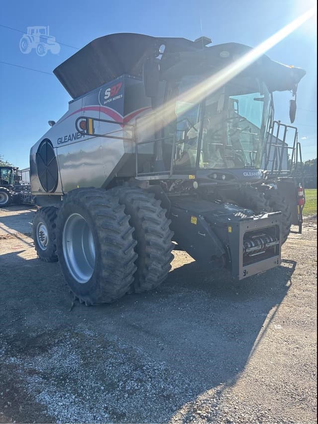 Image of Gleaner S97 equipment image 3