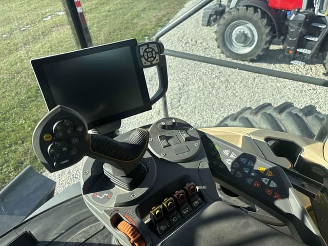 Image of Gleaner S97 equipment image 2