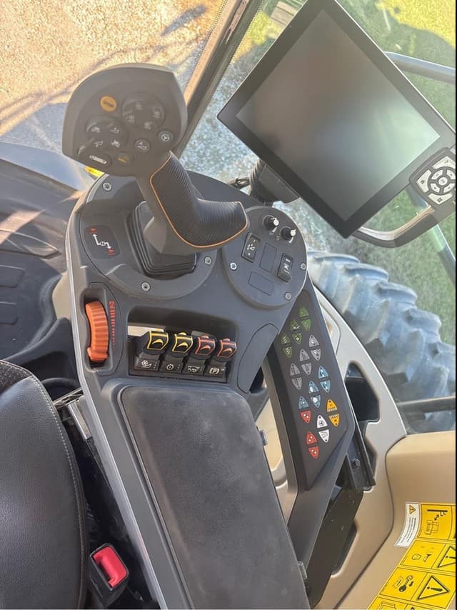 Image of Gleaner S97 equipment image 3