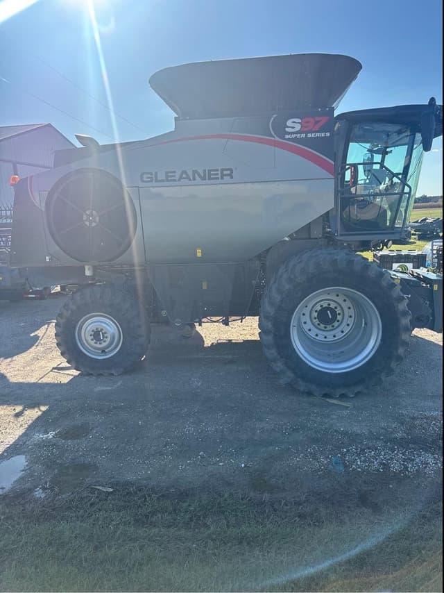 Image of Gleaner S97 equipment image 4