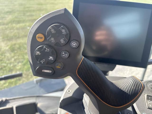 Image of Gleaner S97 equipment image 3