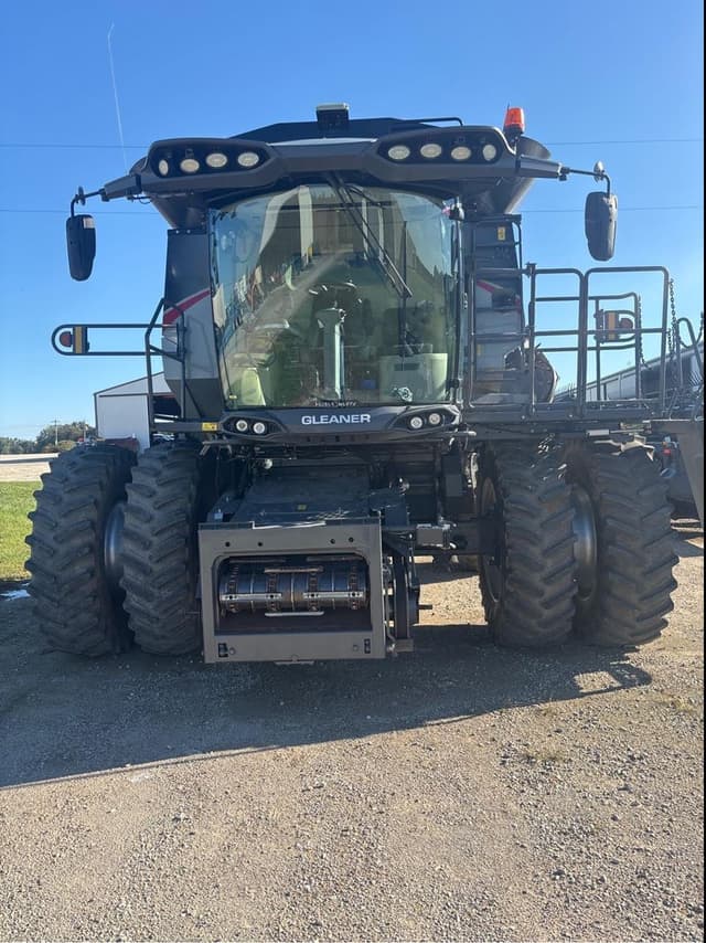Image of Gleaner S97 equipment image 2