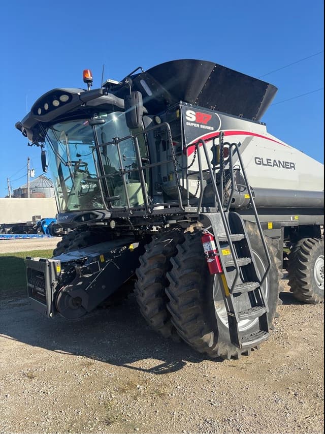Image of Gleaner S97 equipment image 1
