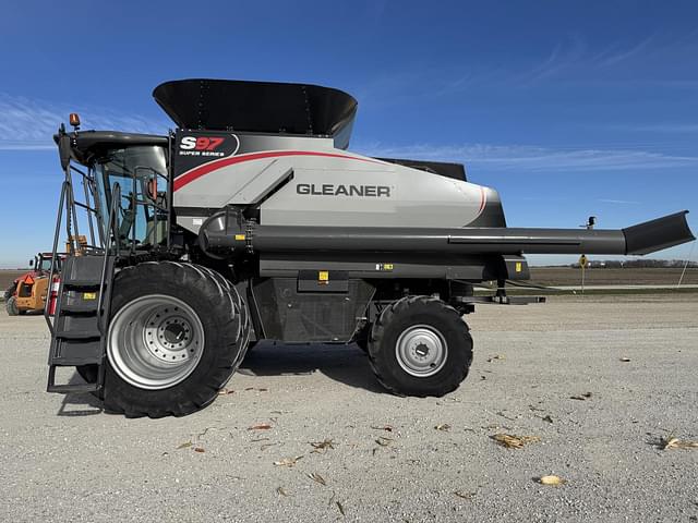 Image of Gleaner S97 equipment image 1