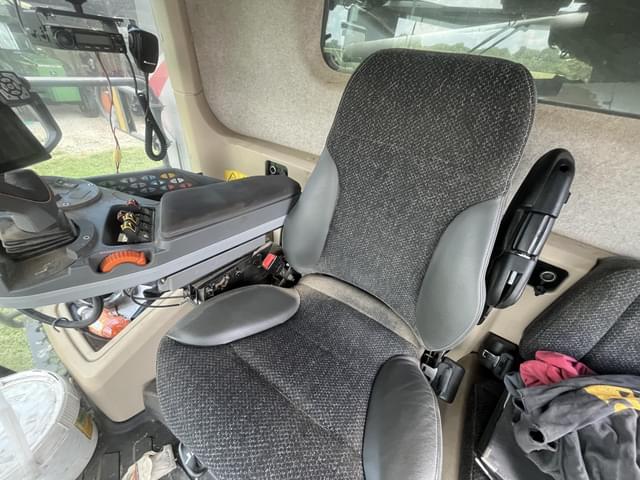 Image of Gleaner S97 equipment image 4