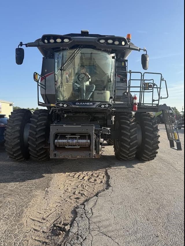 Image of Gleaner S97 equipment image 3