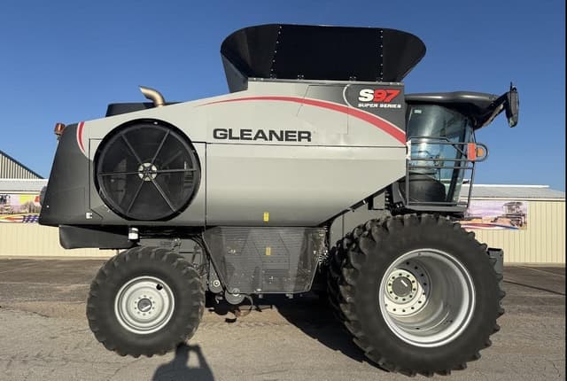 Image of Gleaner S97 equipment image 1
