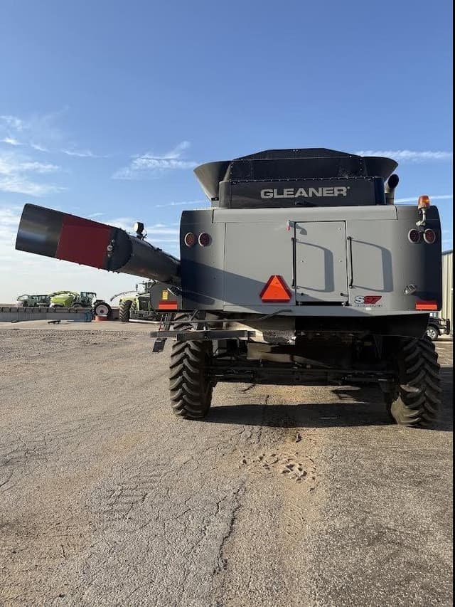 Image of Gleaner S97 equipment image 2