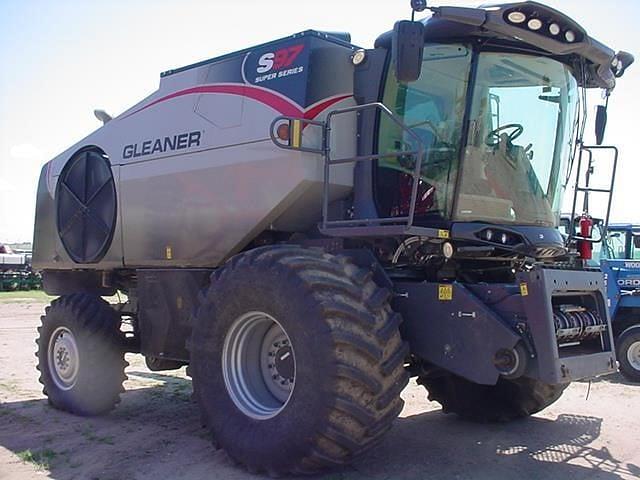 Image of Gleaner S97 equipment image 2