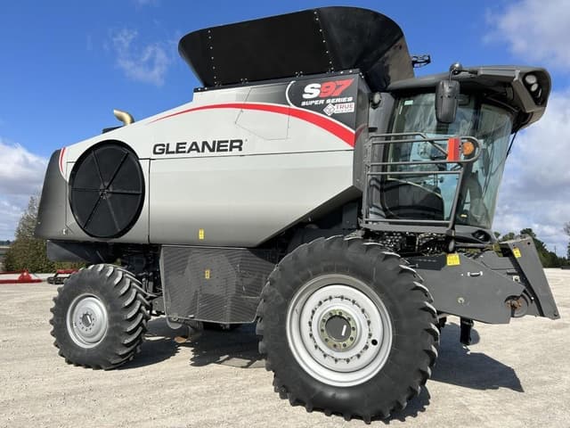 Image of Gleaner S97 equipment image 1