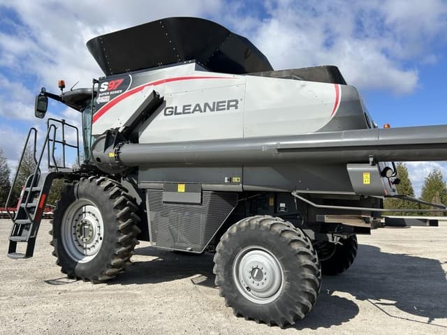 Image of Gleaner S97 equipment image 4