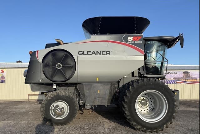Image of Gleaner S97 equipment image 1