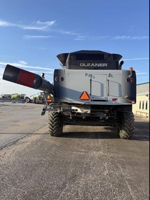 Image of Gleaner S97 equipment image 3