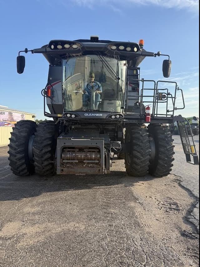 Image of Gleaner S97 equipment image 2