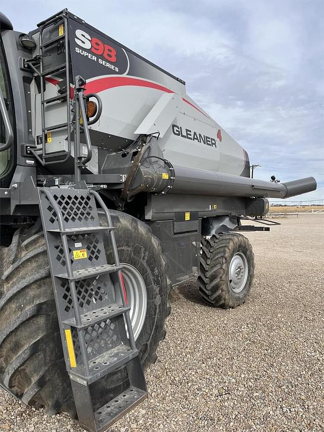 Image of Gleaner S98 equipment image 2