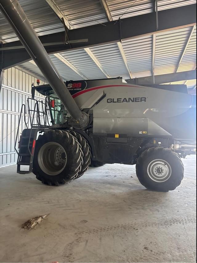 Image of Gleaner S98 equipment image 4